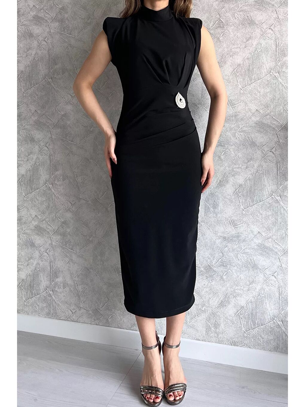 Siyah Broş Detaylı Dik Yaka Vatkalı Elbise-2