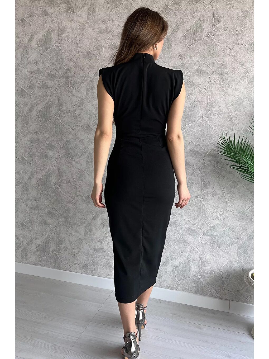 Siyah Broş Detaylı Dik Yaka Vatkalı Elbise-3
