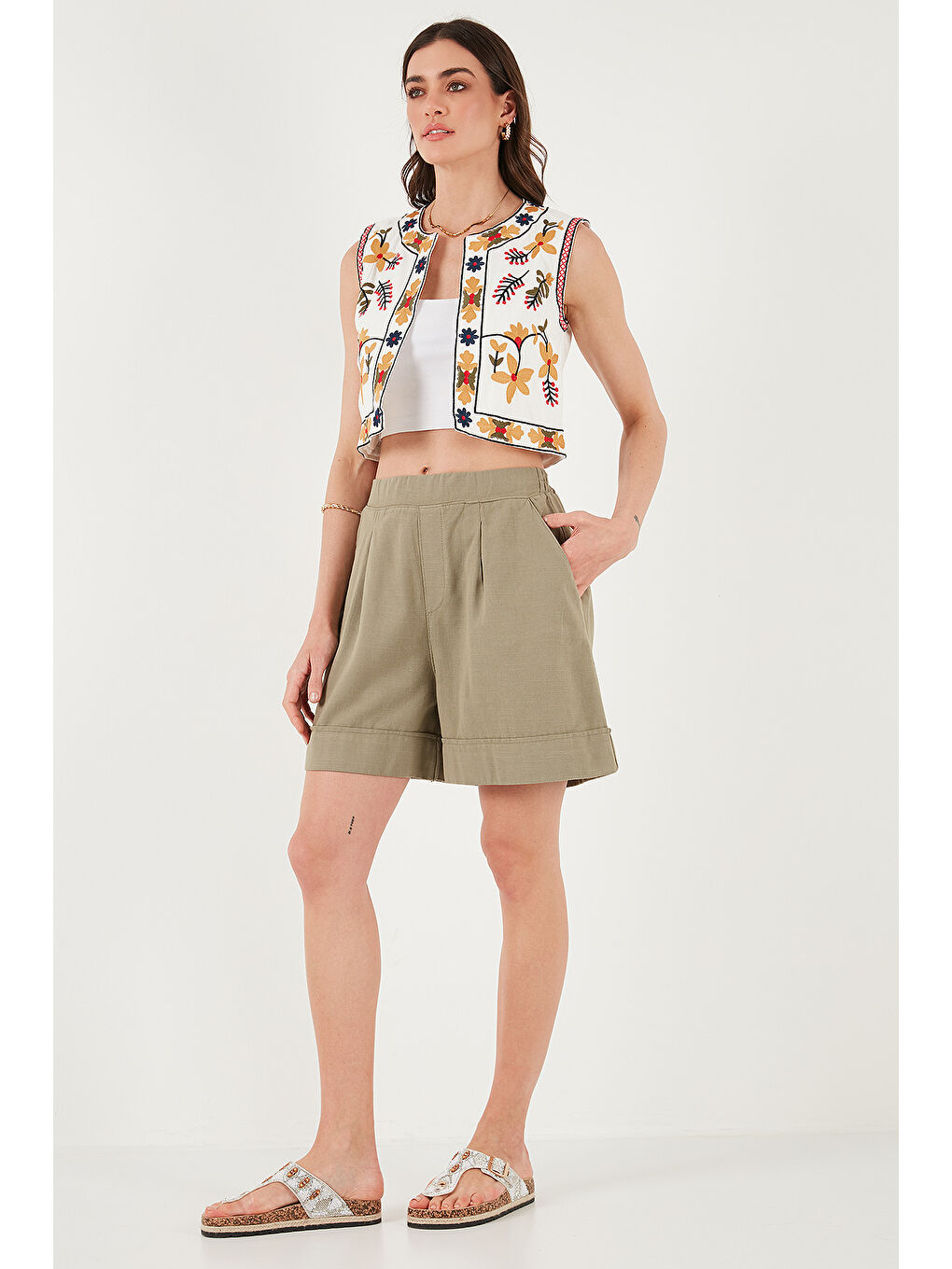 Haki Pamuklu Standart Fit Yüksek Bel Dikiş Detaylı Kadın Şort 668Yp4921