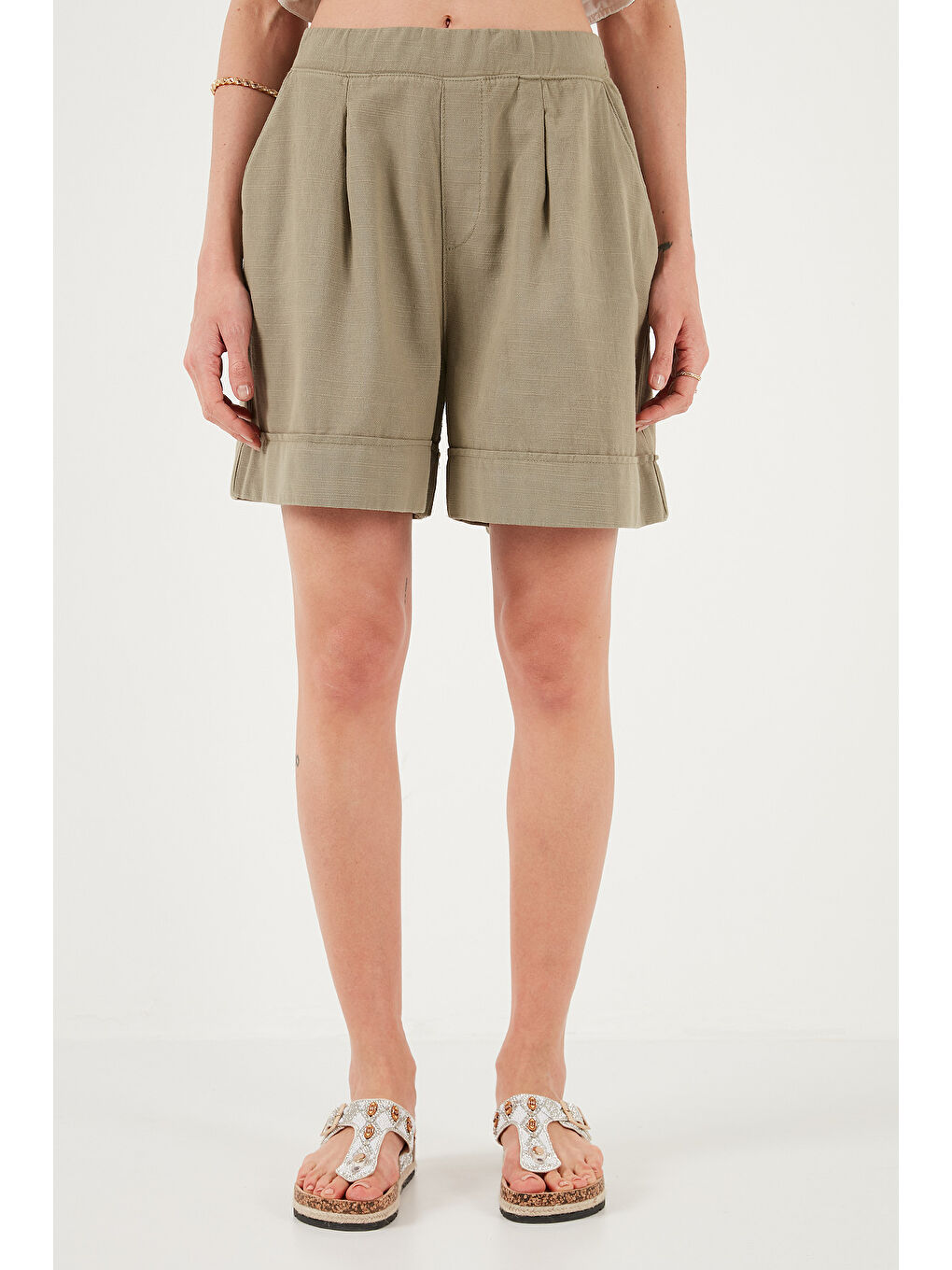 Haki Pamuklu Standart Fit Yüksek Bel Dikiş Detaylı Kadın Şort 668Yp4921-1