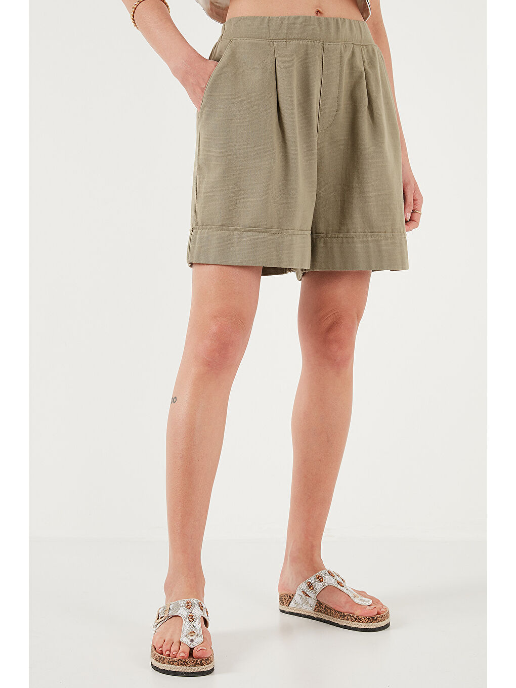 Haki Pamuklu Standart Fit Yüksek Bel Dikiş Detaylı Kadın Şort 668Yp4921-2