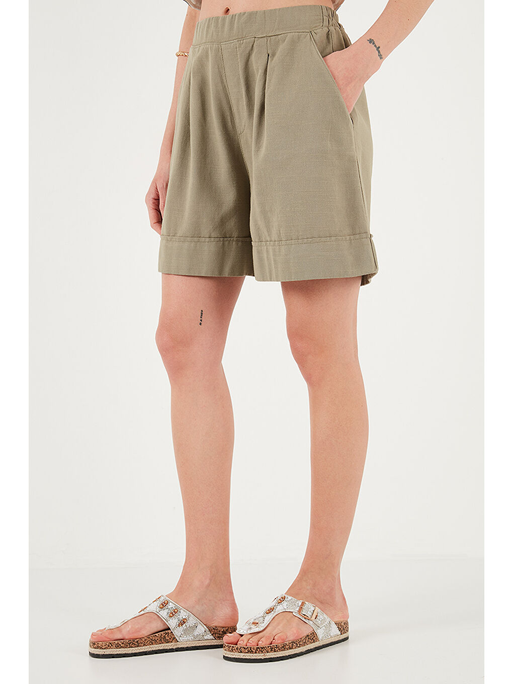 Haki Pamuklu Standart Fit Yüksek Bel Dikiş Detaylı Kadın Şort 668Yp4921-3