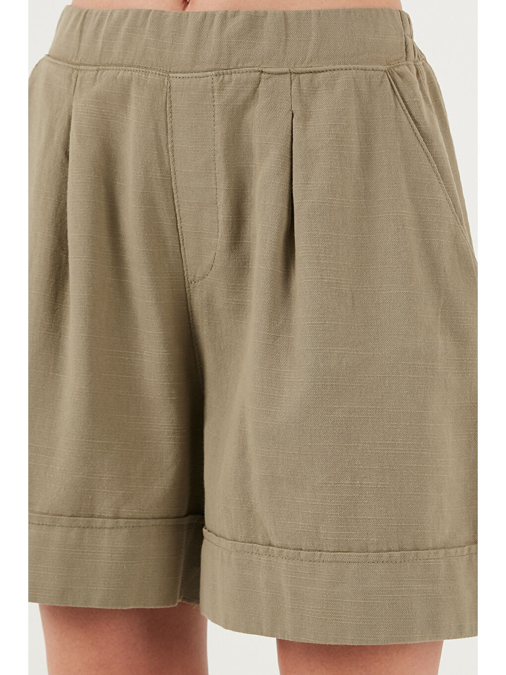 Haki Pamuklu Standart Fit Yüksek Bel Dikiş Detaylı Kadın Şort 668Yp4921-4
