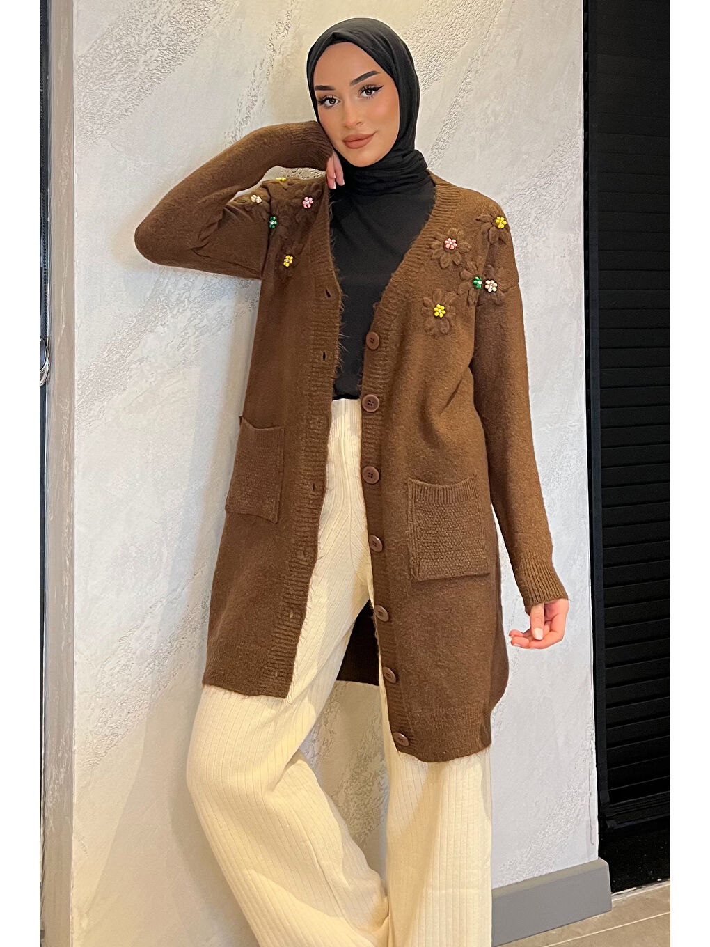 Kahverengi Çiçek Nakışlı Taşlı Tesettür Uzun Triko Hırka