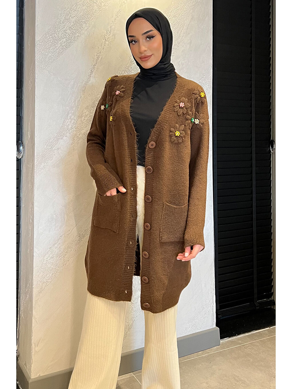 Kahverengi Çiçek Nakışlı Taşlı Tesettür Uzun Triko Hırka-2