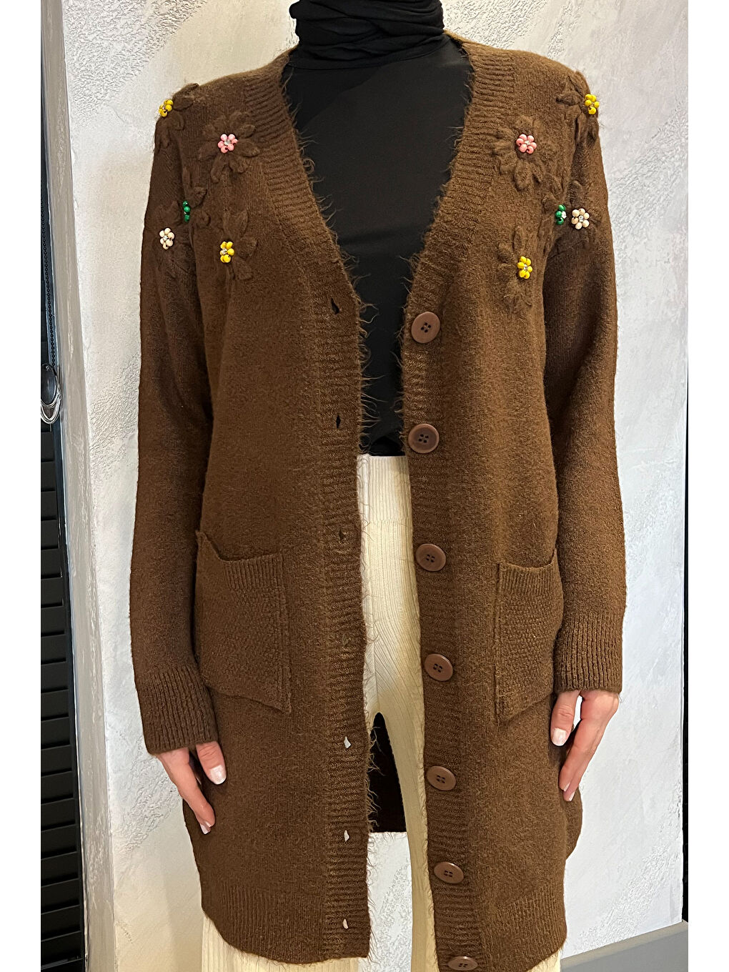 Kahverengi Çiçek Nakışlı Taşlı Tesettür Uzun Triko Hırka-4