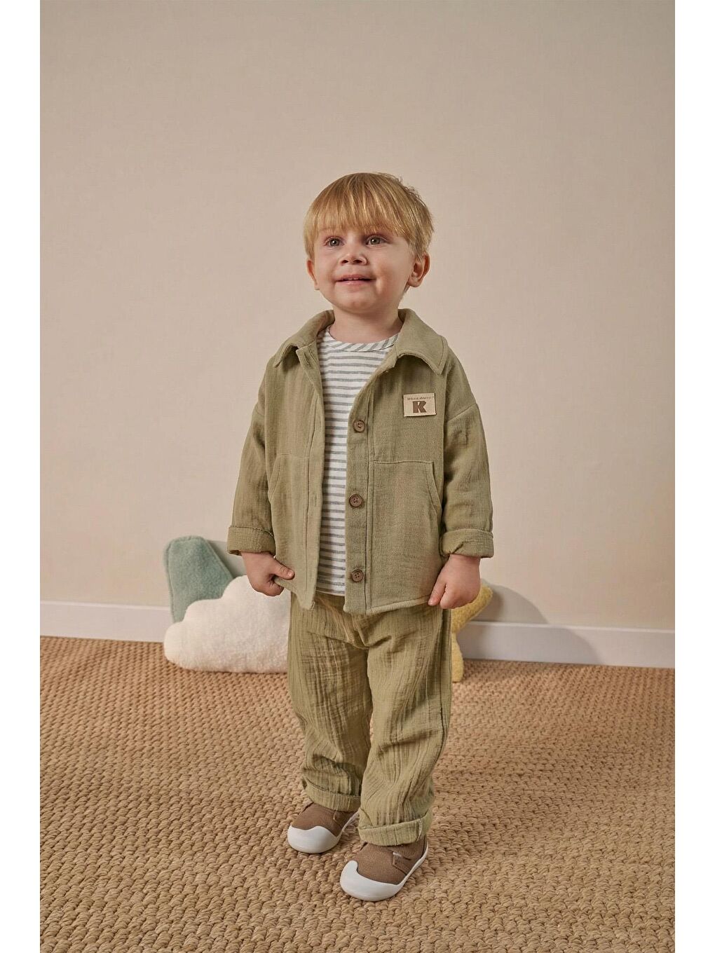 Yeşil Erkek Çocuk Pamuklu Haki Gömlekli Pantolonlu Takım - Çizgili T-Shirt Detaylı