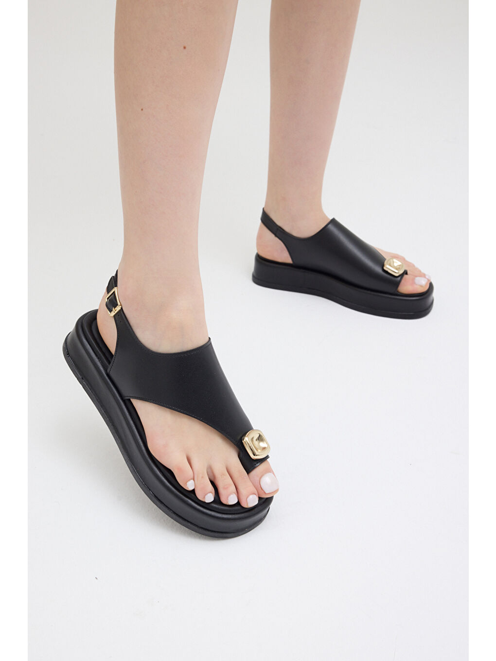 Kadın Siyah Rahat Kalıp Taşlı Parmak Arası Detaylı Sandalet-3