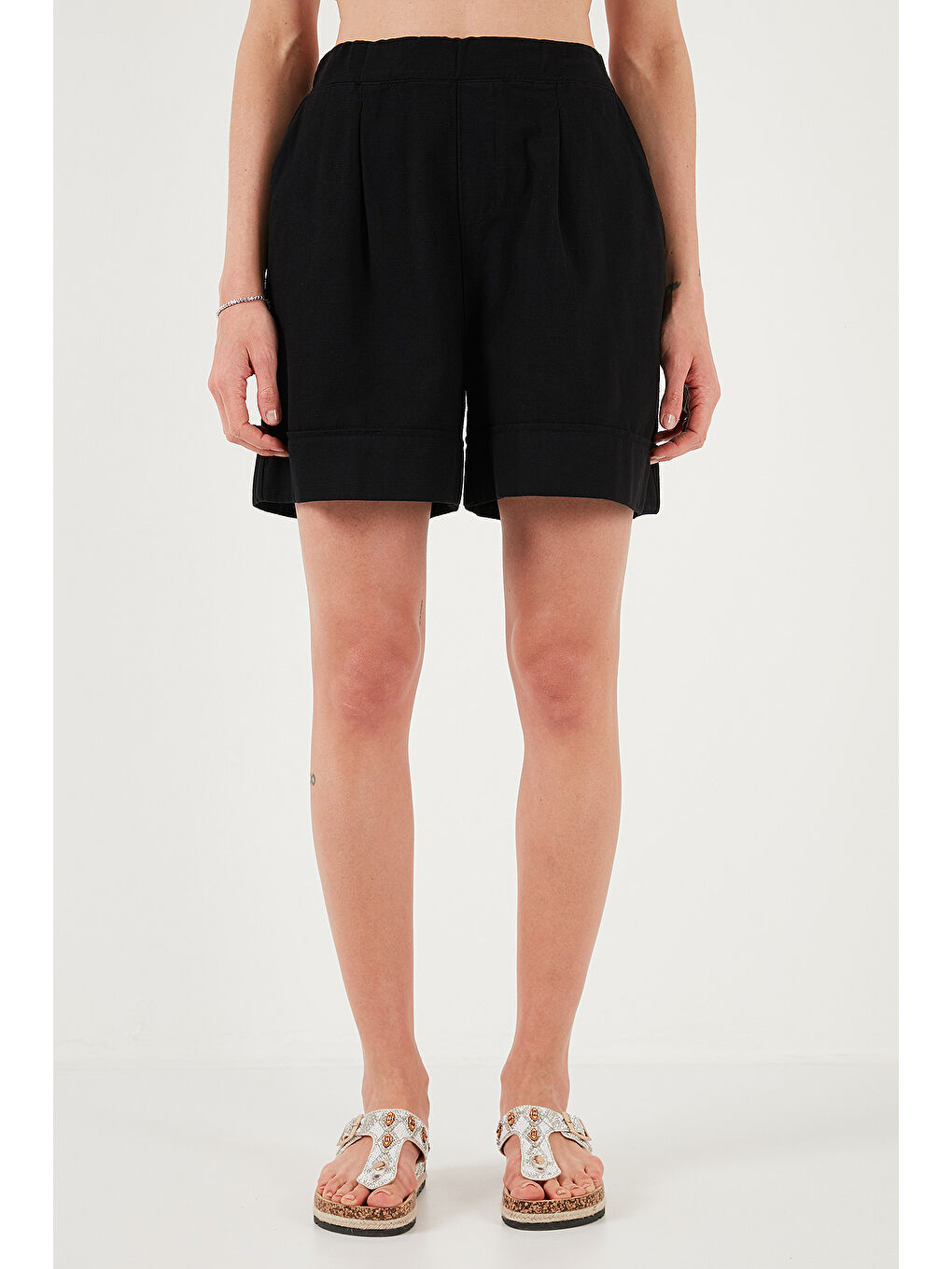 Siyah Pamuklu Standart Fit Yüksek Bel Dikiş Detaylı Kadın Şort 668Yp4921-1