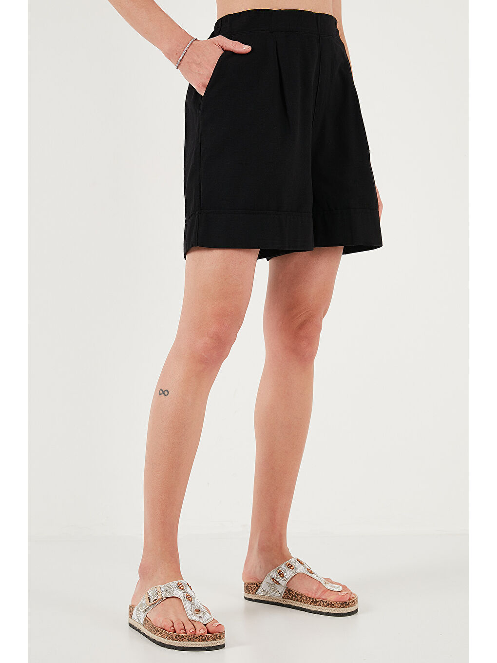 Siyah Pamuklu Standart Fit Yüksek Bel Dikiş Detaylı Kadın Şort 668Yp4921-2