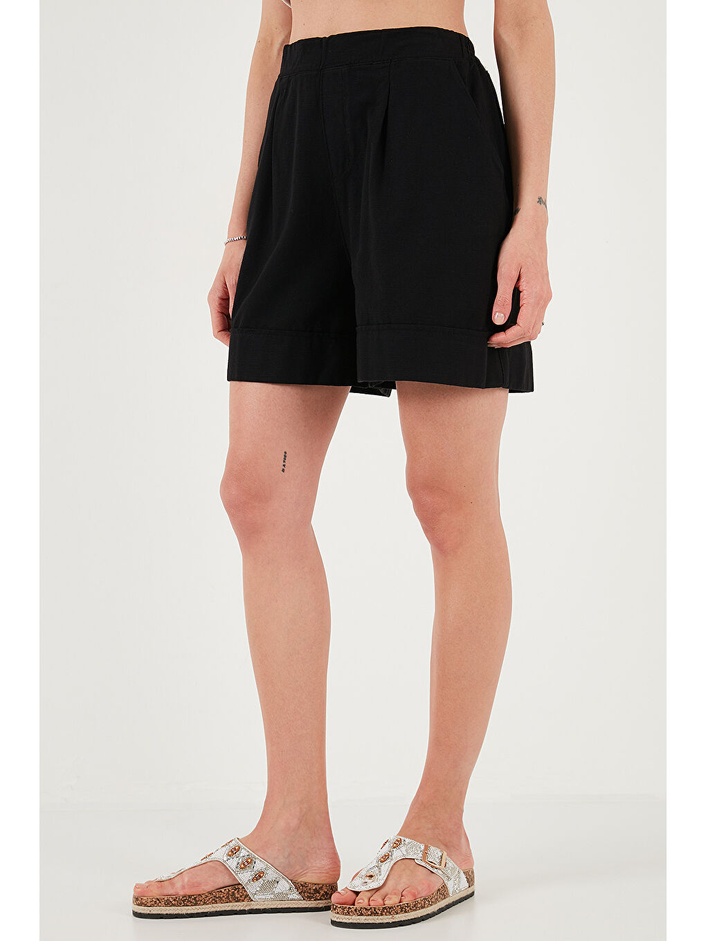 Siyah Pamuklu Standart Fit Yüksek Bel Dikiş Detaylı Kadın Şort 668Yp4921-4