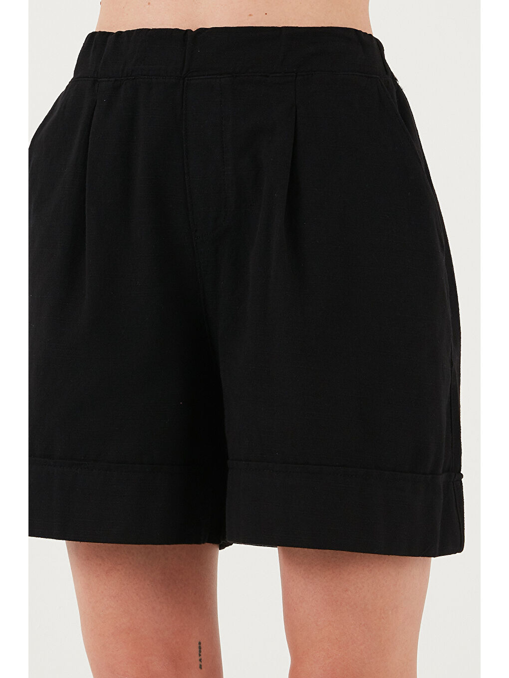 Siyah Pamuklu Standart Fit Yüksek Bel Dikiş Detaylı Kadın Şort 668Yp4921-5