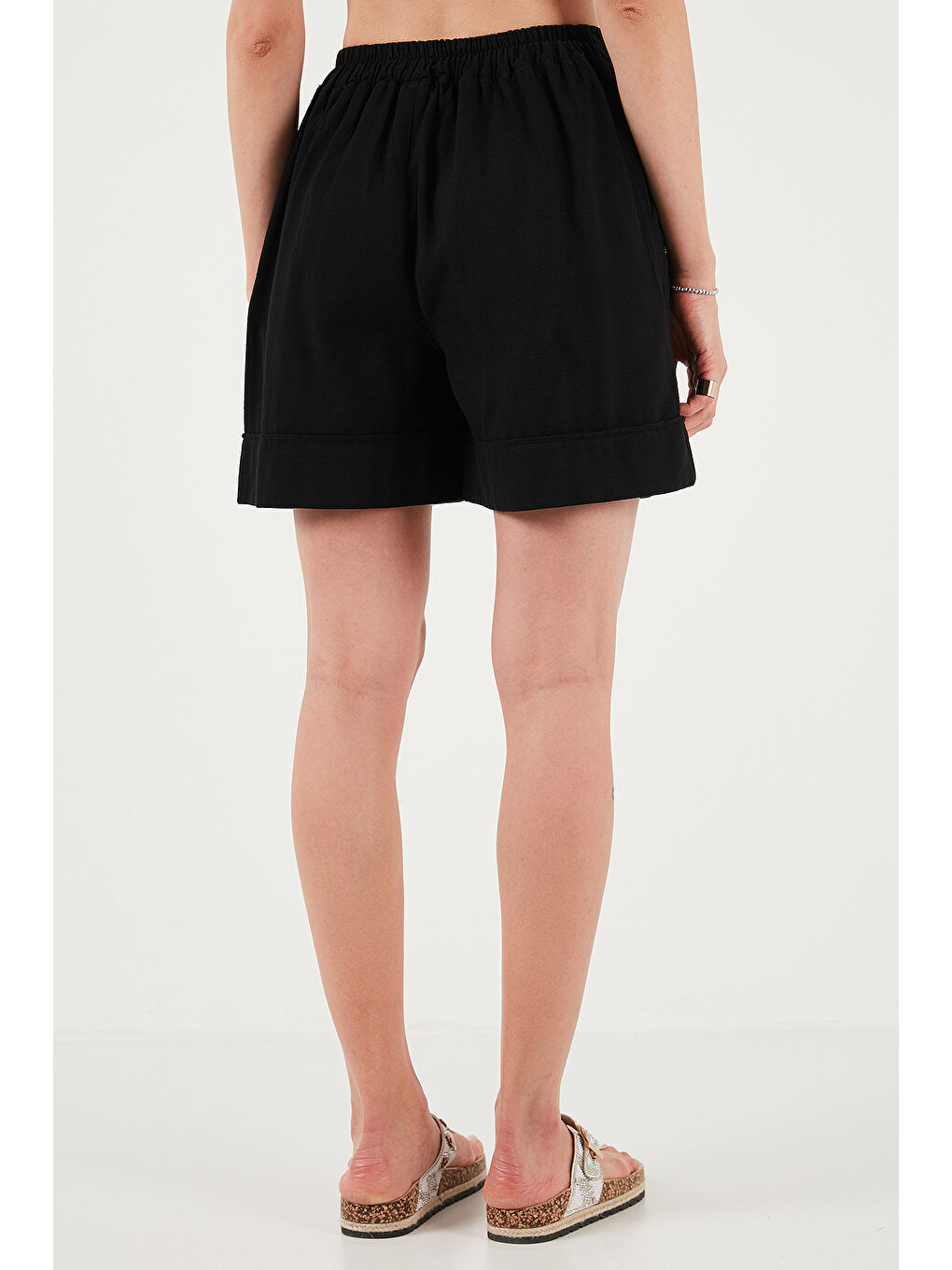 Siyah Pamuklu Standart Fit Yüksek Bel Dikiş Detaylı Kadın Şort 668Yp4921-6