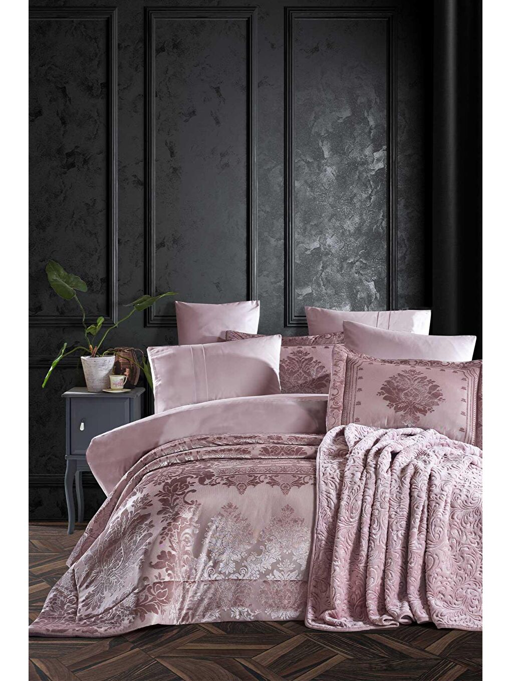 Pembe Yatak Örtüsü Seti Çift Kişilik Elyaf Dolgulu Pano Kadife Gloria Gülkurusu