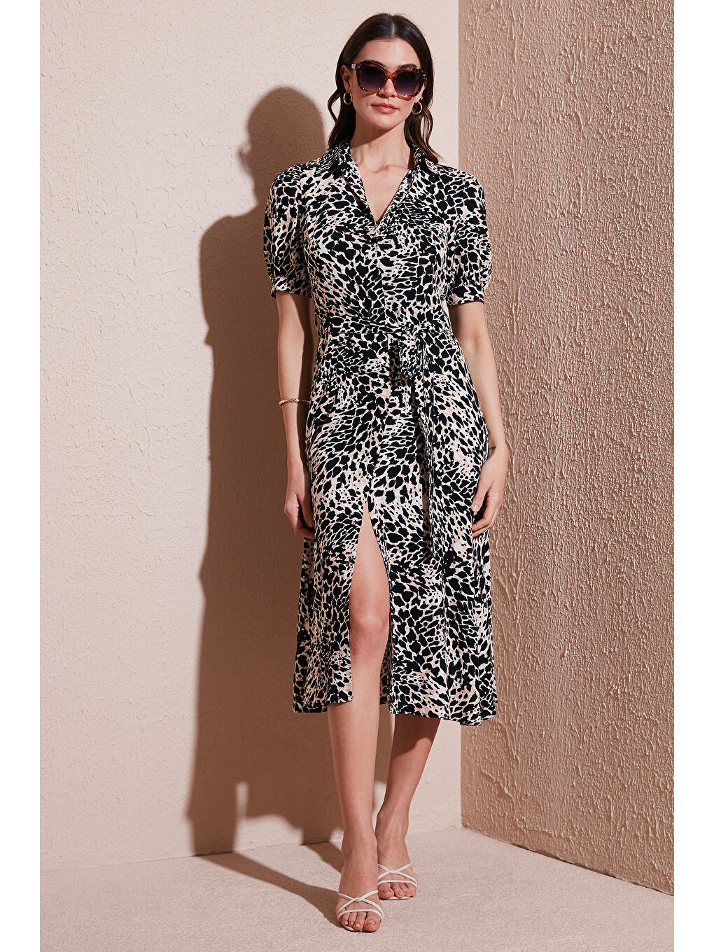 Kahverengi Desenli Relaxed Fit Balon Kol Yırtmaçlı Kemerli Midi Boy Kadın Elbise 67810558