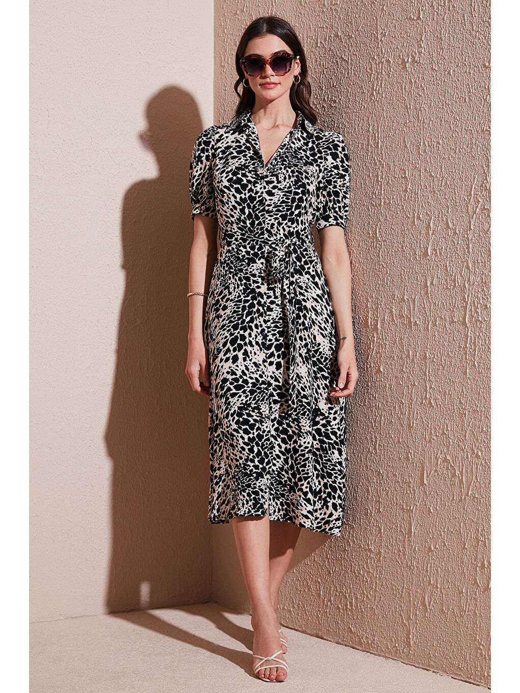 Kahverengi Desenli Relaxed Fit Balon Kol Yırtmaçlı Kemerli Midi Boy Kadın Elbise 67810558-1