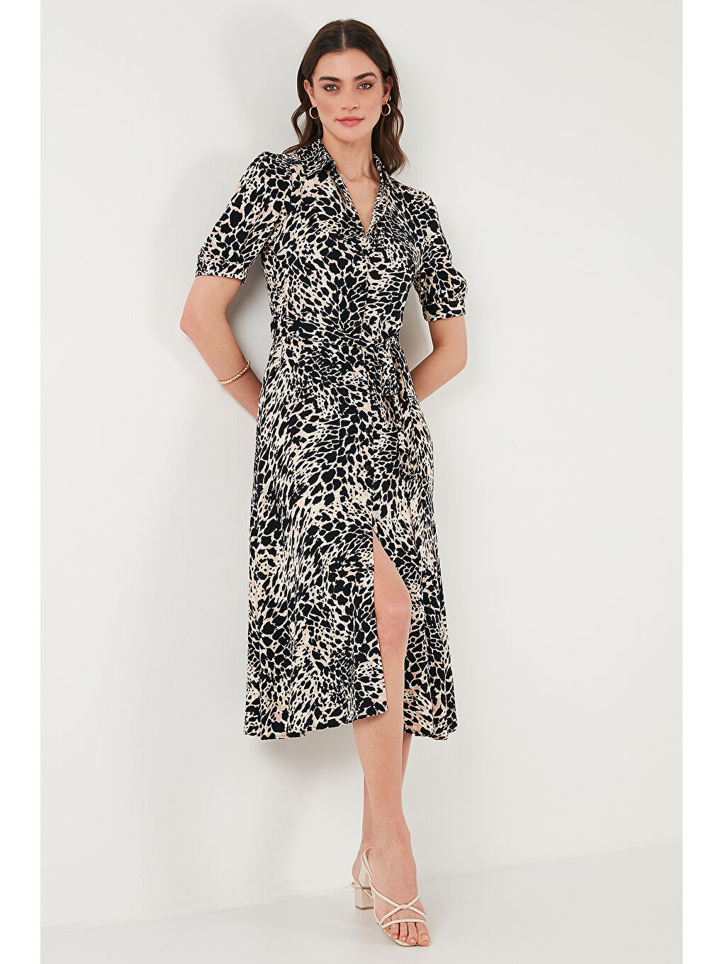 Kahverengi Desenli Relaxed Fit Balon Kol Yırtmaçlı Kemerli Midi Boy Kadın Elbise 67810558-2