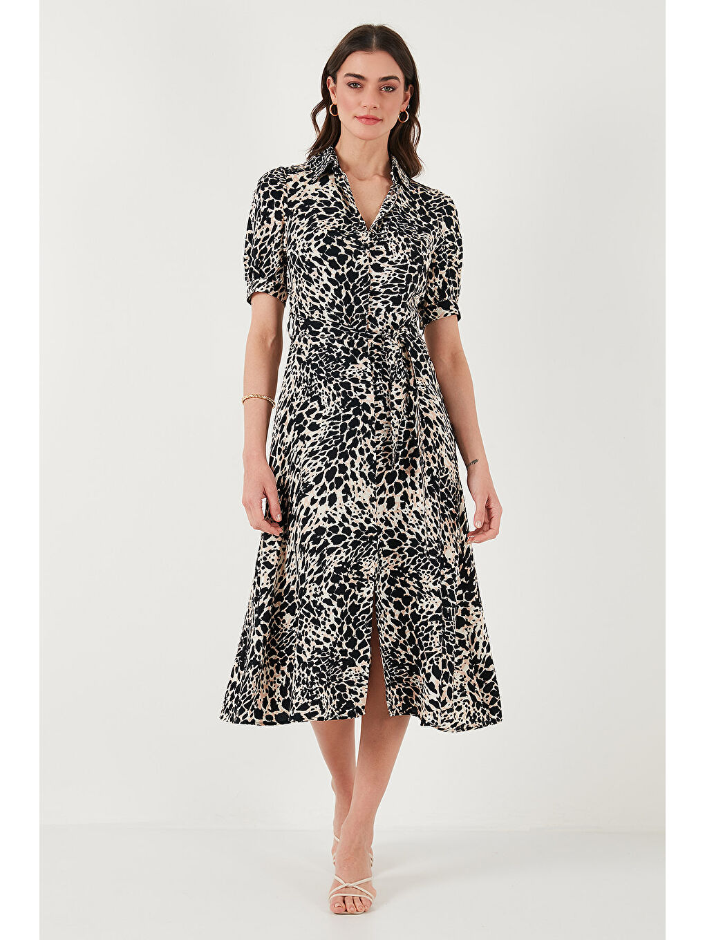 Kahverengi Desenli Relaxed Fit Balon Kol Yırtmaçlı Kemerli Midi Boy Kadın Elbise 67810558-3