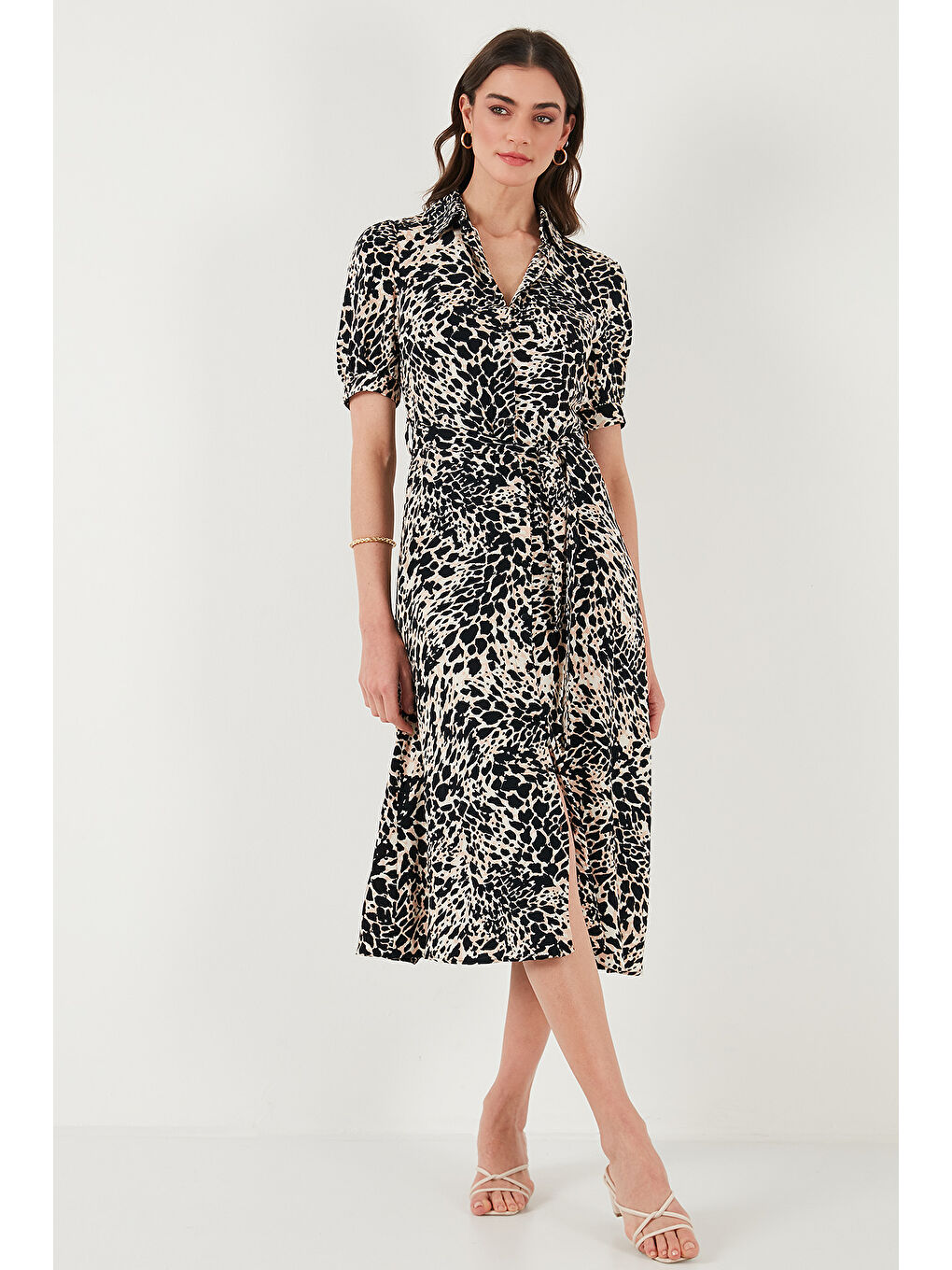 Kahverengi Desenli Relaxed Fit Balon Kol Yırtmaçlı Kemerli Midi Boy Kadın Elbise 67810558-4