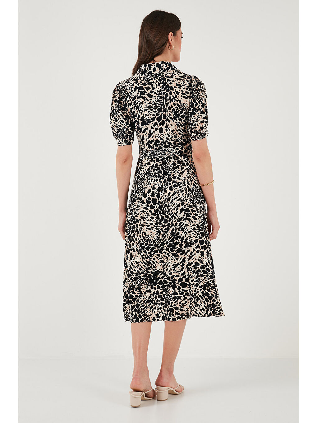 Kahverengi Desenli Relaxed Fit Balon Kol Yırtmaçlı Kemerli Midi Boy Kadın Elbise 67810558-5