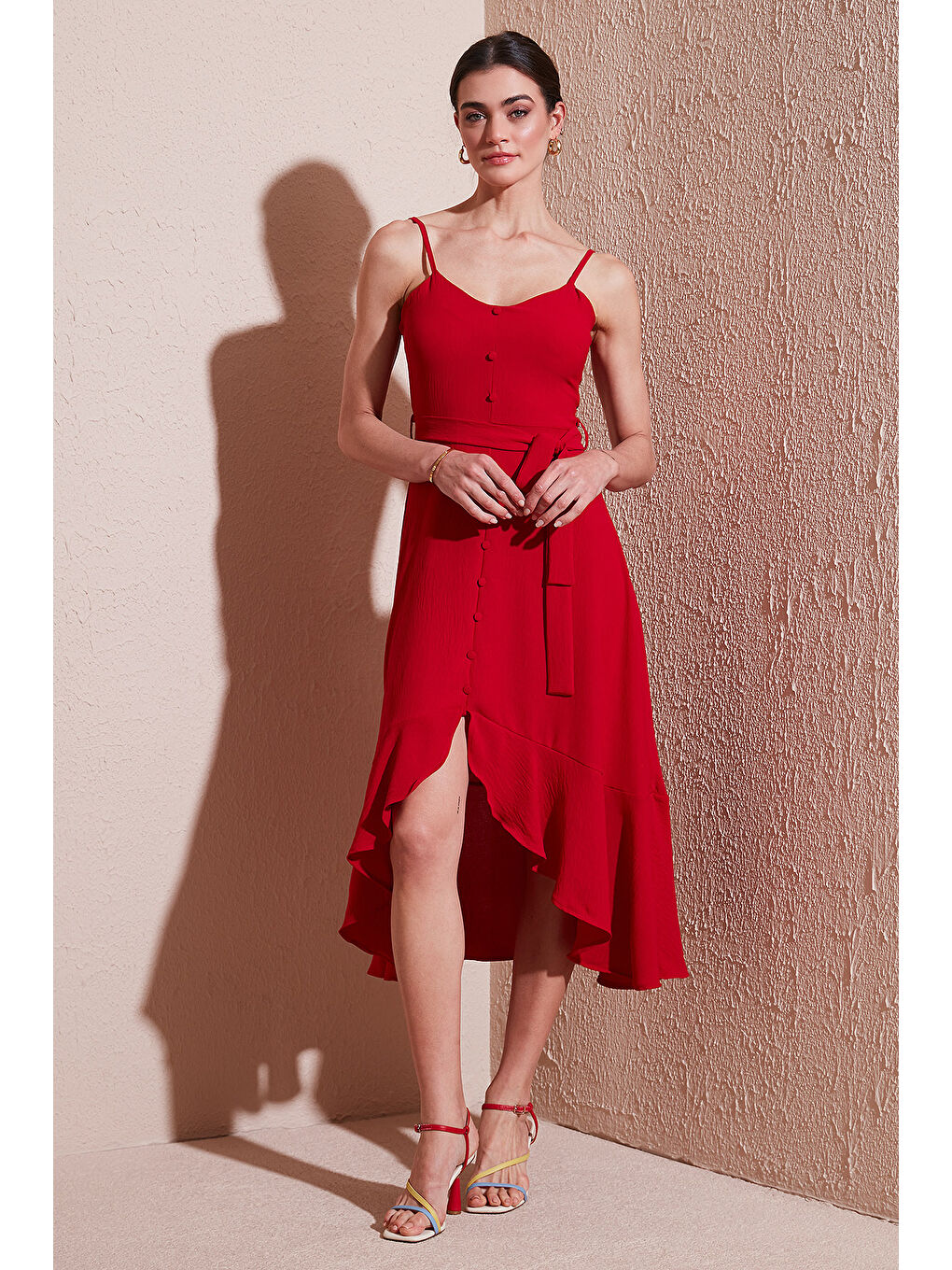 Kırmızı Kemer Ve Düğme Detaylı Volanlı Regular Fit Midi Boy Kadın Elbise 67810145