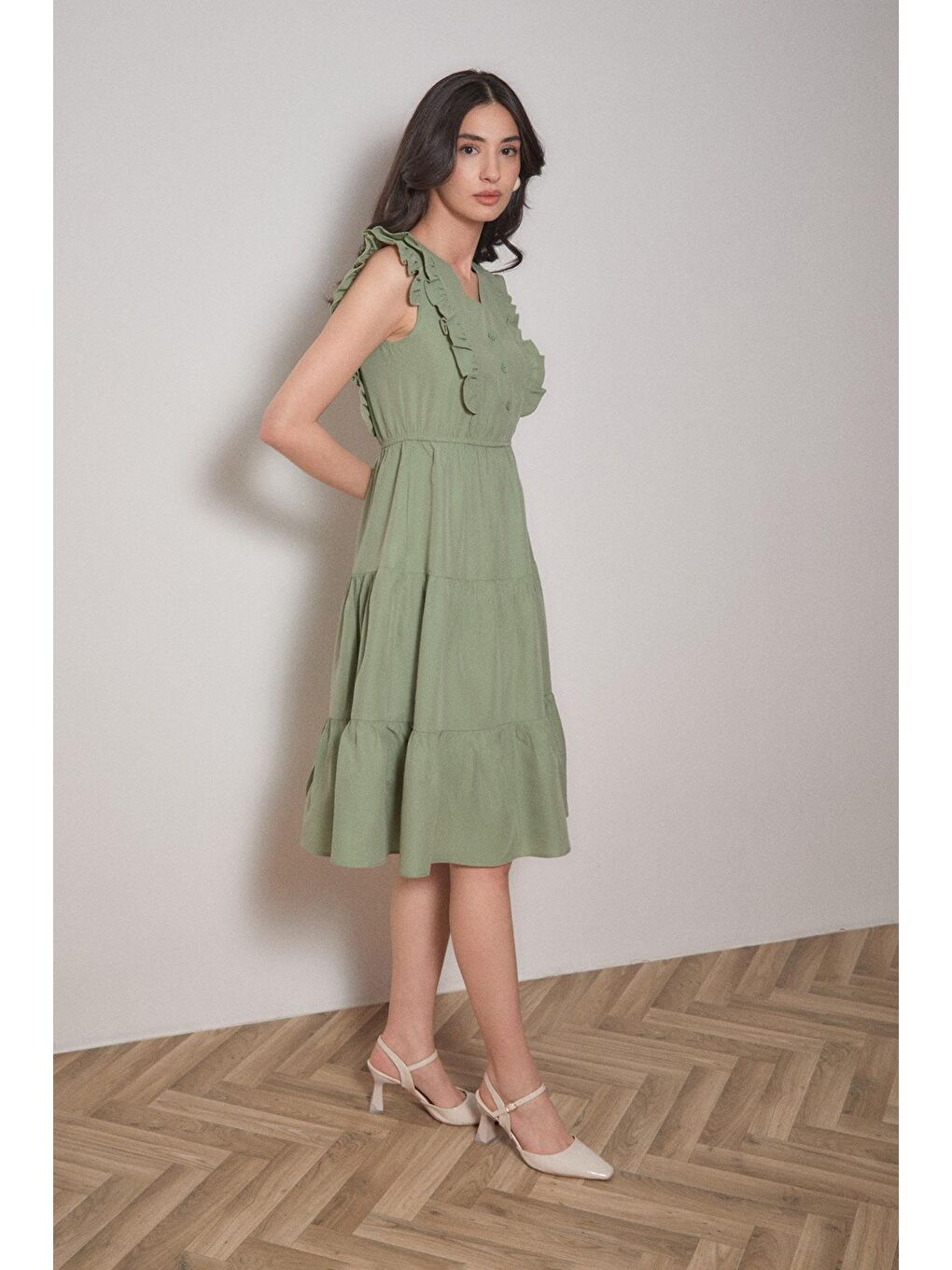 Yeşil Fırfırlı Düğmeli V Yaka Elbise-1