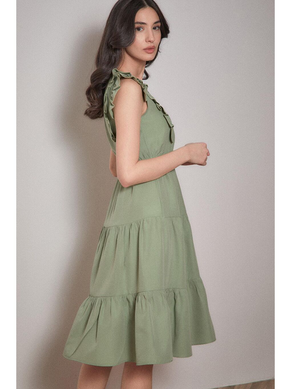 Yeşil Fırfırlı Düğmeli V Yaka Elbise-2