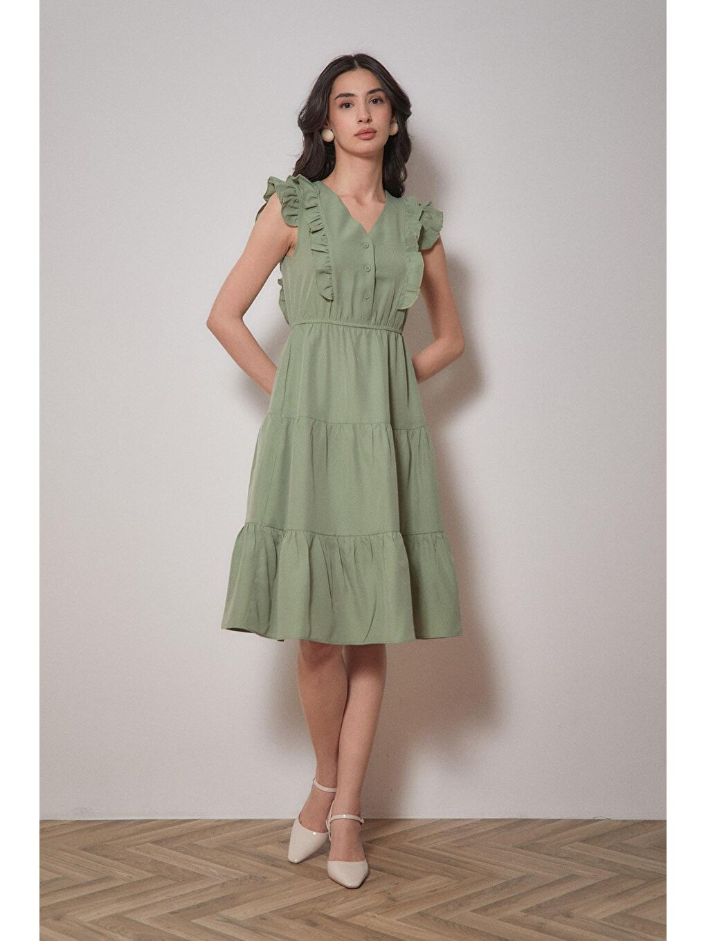 Yeşil Fırfırlı Düğmeli V Yaka Elbise-3