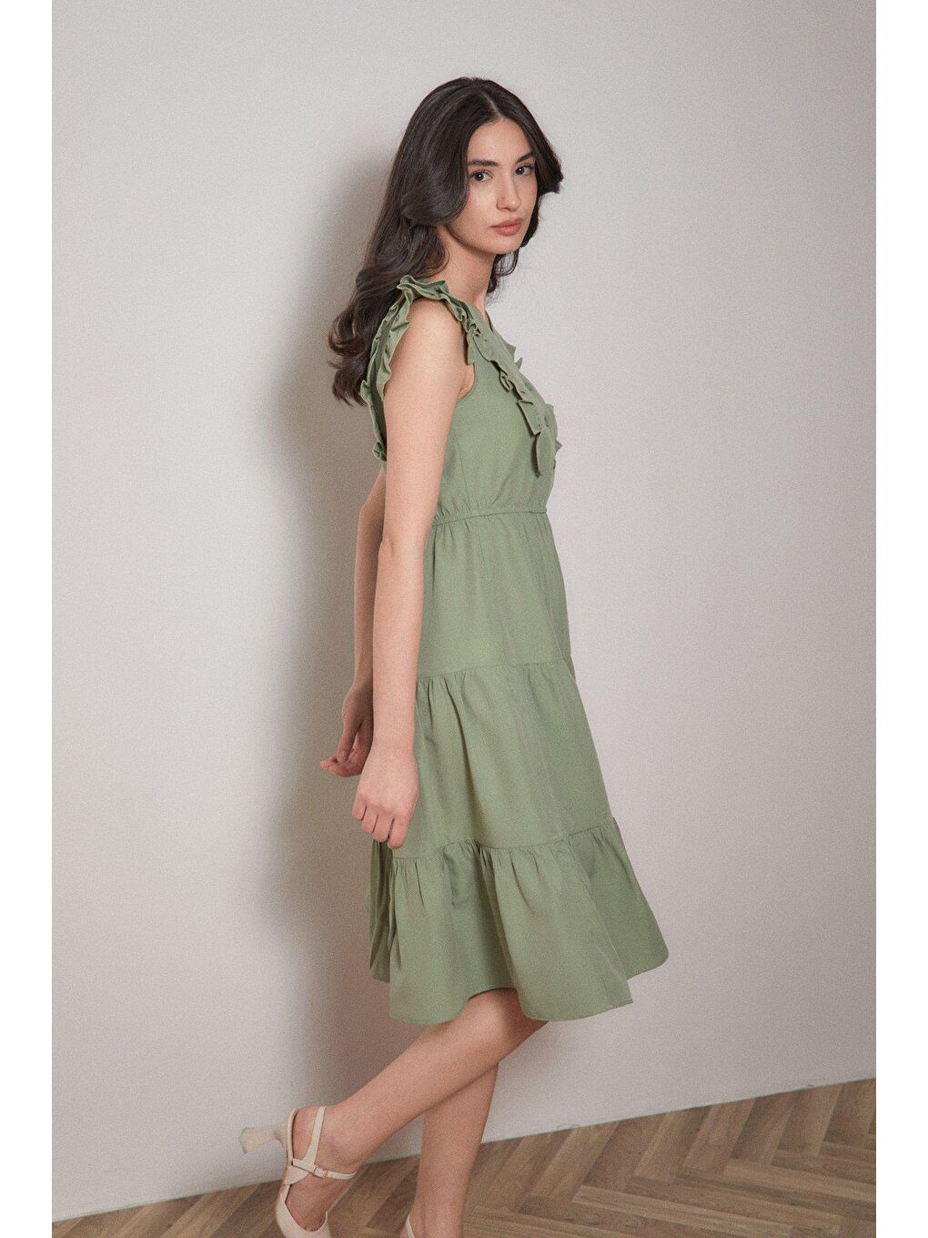 Yeşil Fırfırlı Düğmeli V Yaka Elbise-4