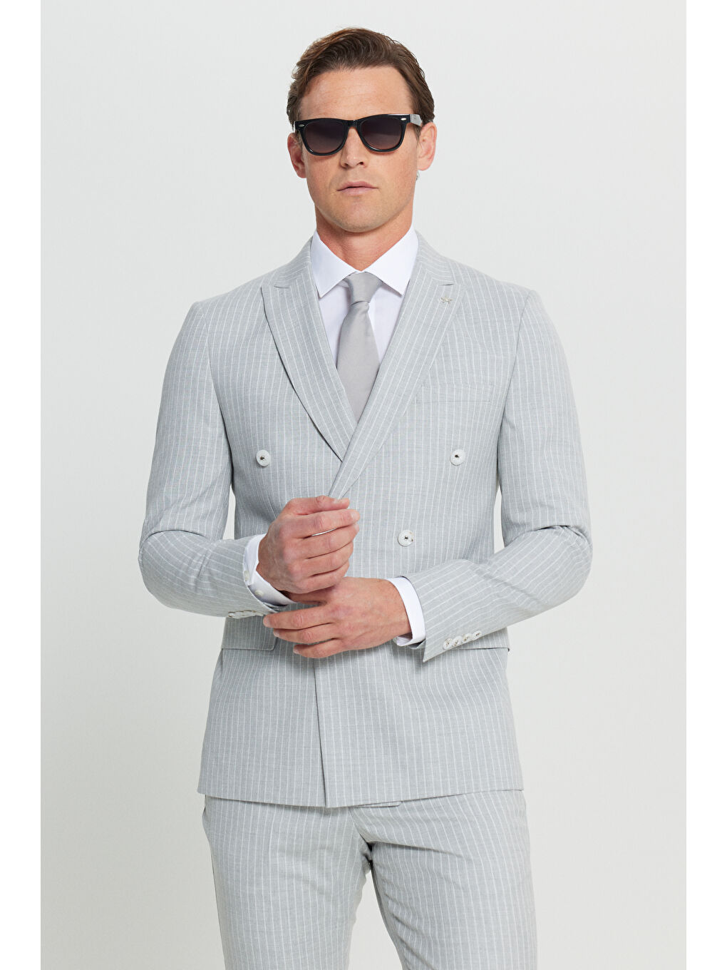 Erkek Açık Gri Slim Fit Dar Kesim Kırlangıç Yaka Çizgili Kapak Cepli Kruvaze Takım Elbise