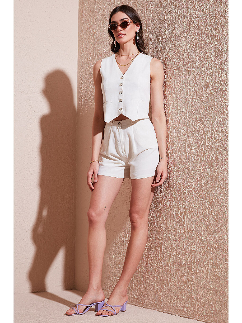 Bej Pamuk Ve Keten Karışımlı Slim Fit Yelek Şort Kadın Takım 5866118-1