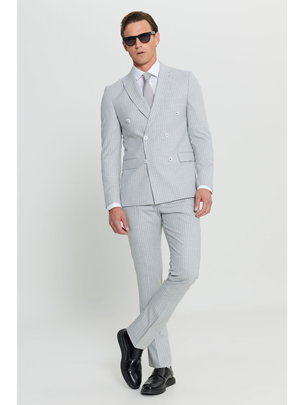 Erkek Açık Gri Slim Fit Dar Kesim Kırlangıç Yaka Çizgili Kapak Cepli Kruvaze Takım Elbise-1