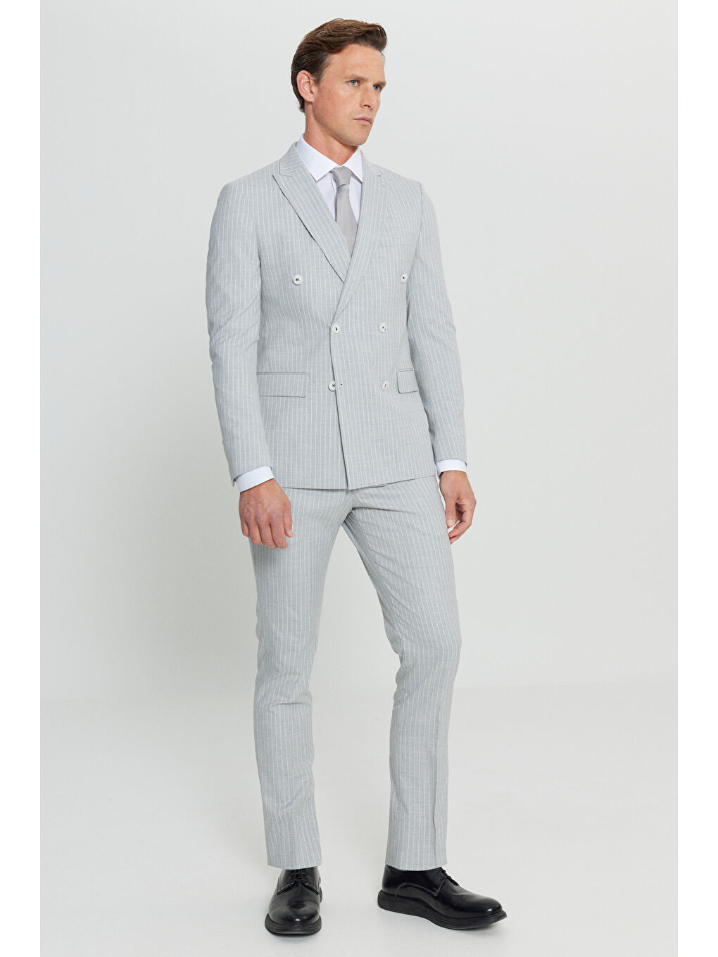 Erkek Açık Gri Slim Fit Dar Kesim Kırlangıç Yaka Çizgili Kapak Cepli Kruvaze Takım Elbise-2