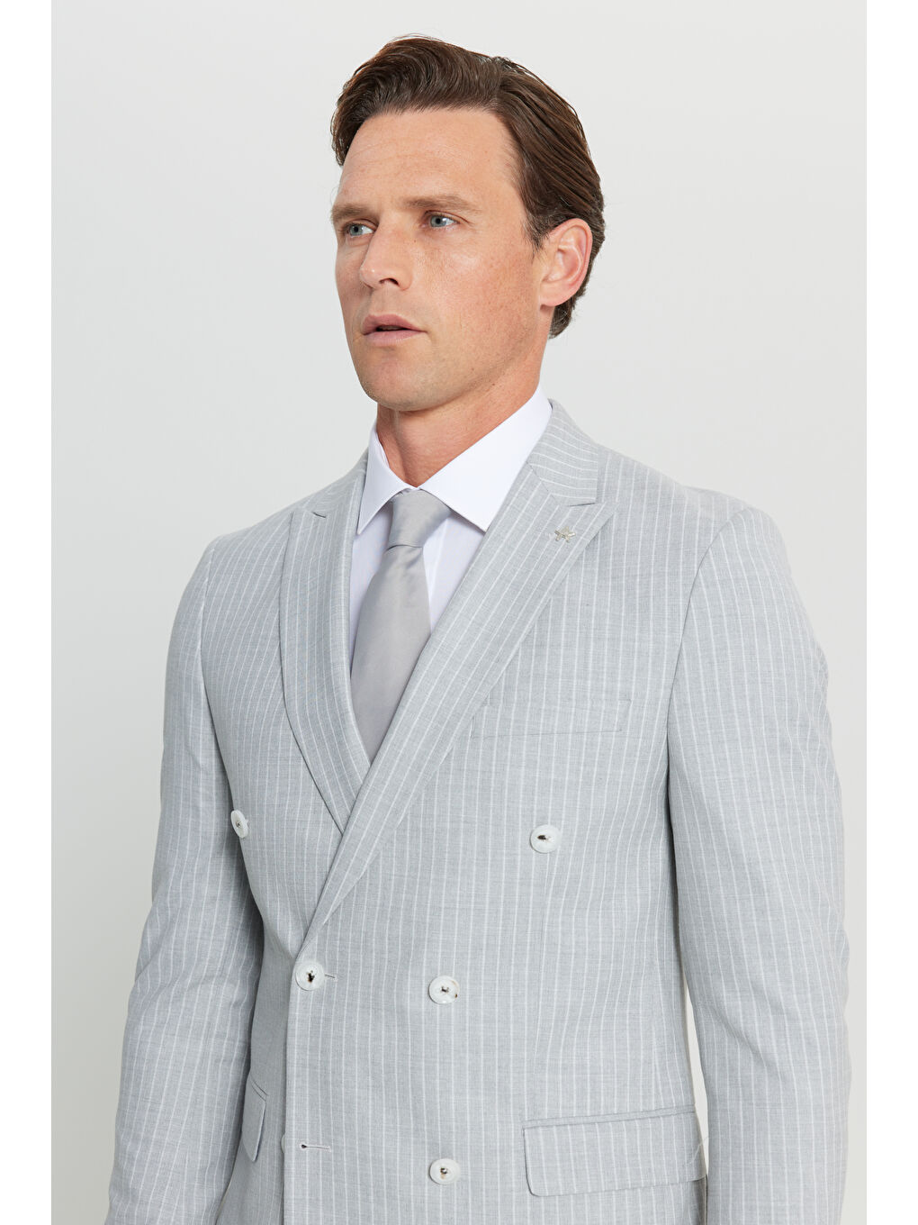 Erkek Açık Gri Slim Fit Dar Kesim Kırlangıç Yaka Çizgili Kapak Cepli Kruvaze Takım Elbise-3