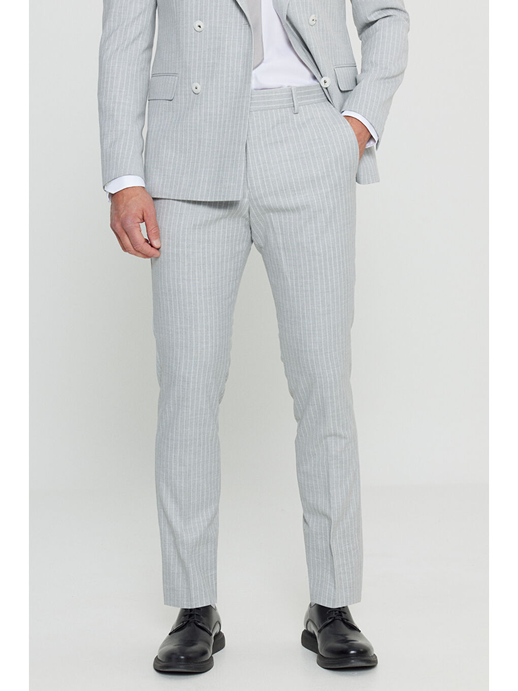 Erkek Açık Gri Slim Fit Dar Kesim Kırlangıç Yaka Çizgili Kapak Cepli Kruvaze Takım Elbise-4