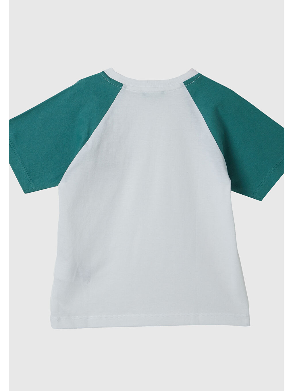 United Colors Of Benetton Beyaz Erkek Çocuk Beyaz Önü Aplikeli Blok Renkli Reglan Kol Bisiklet Yaka T-Shirt - 2