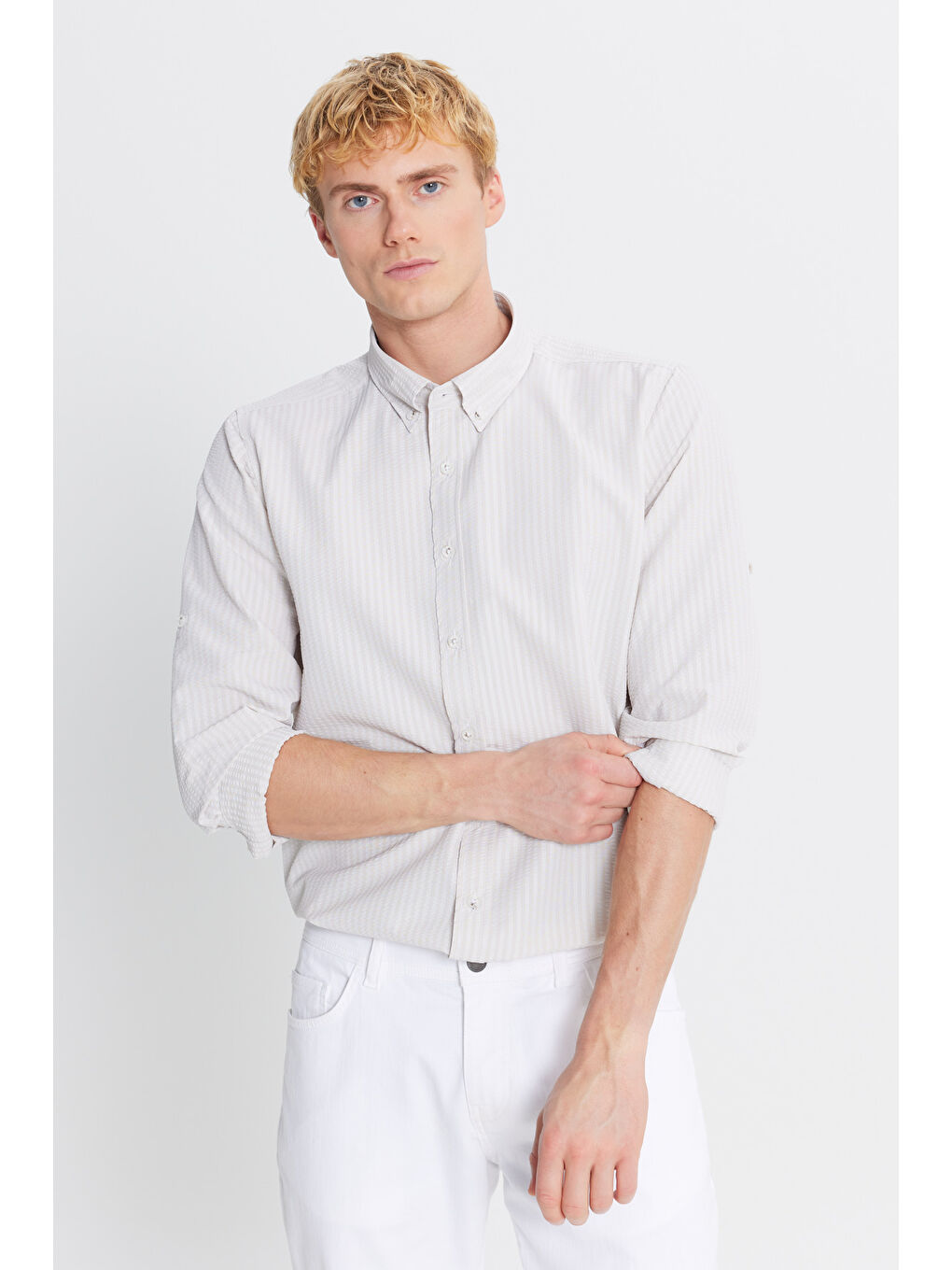 Erkek Bej Tailored Slim Fit Dar Kesim Düğmeli Yaka Gofre Desenli Gömlek