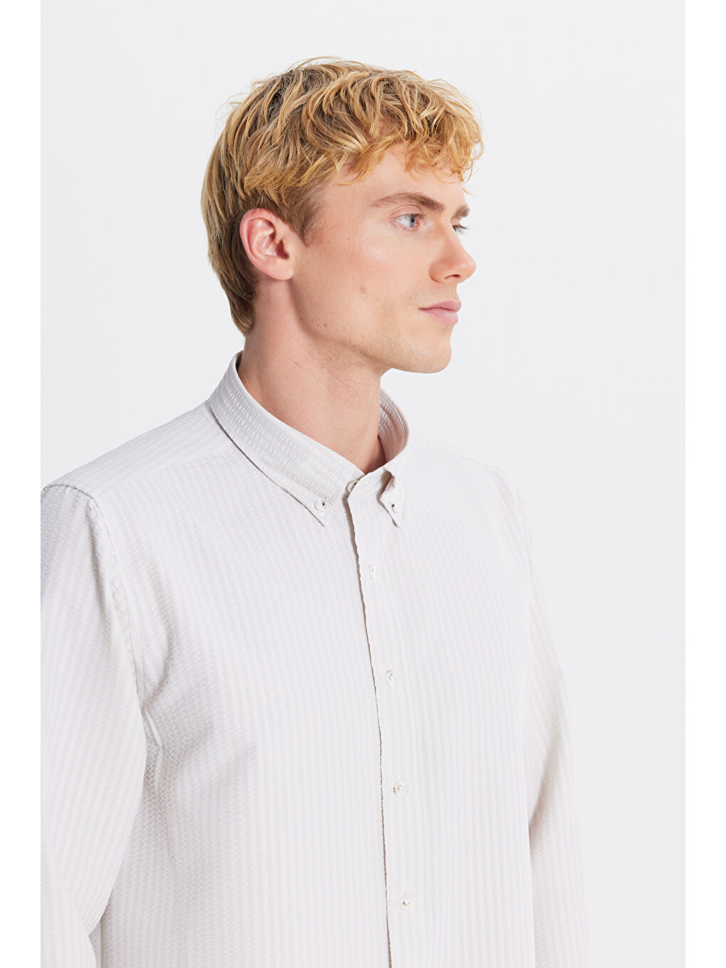 Erkek Bej Tailored Slim Fit Dar Kesim Düğmeli Yaka Gofre Desenli Gömlek-3