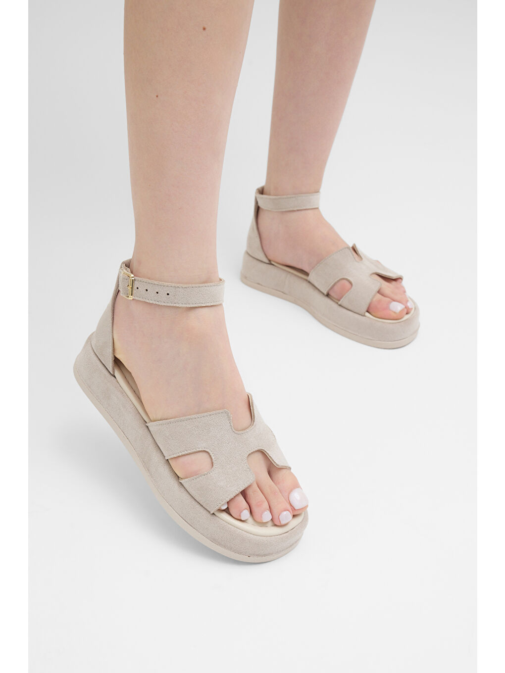 Kadın Bej Süet Rahat Kalıp Bilekten Bağlanmalı Sandalet-1