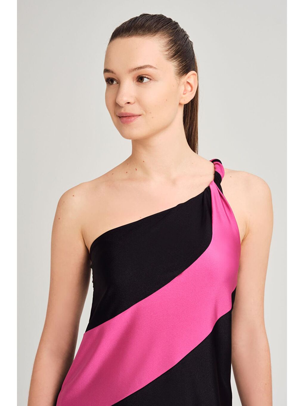 Tek Omuz Askılı Siyah Fuşya 2 Parça Yarı Kapalı Mayo Takımı 3065-4