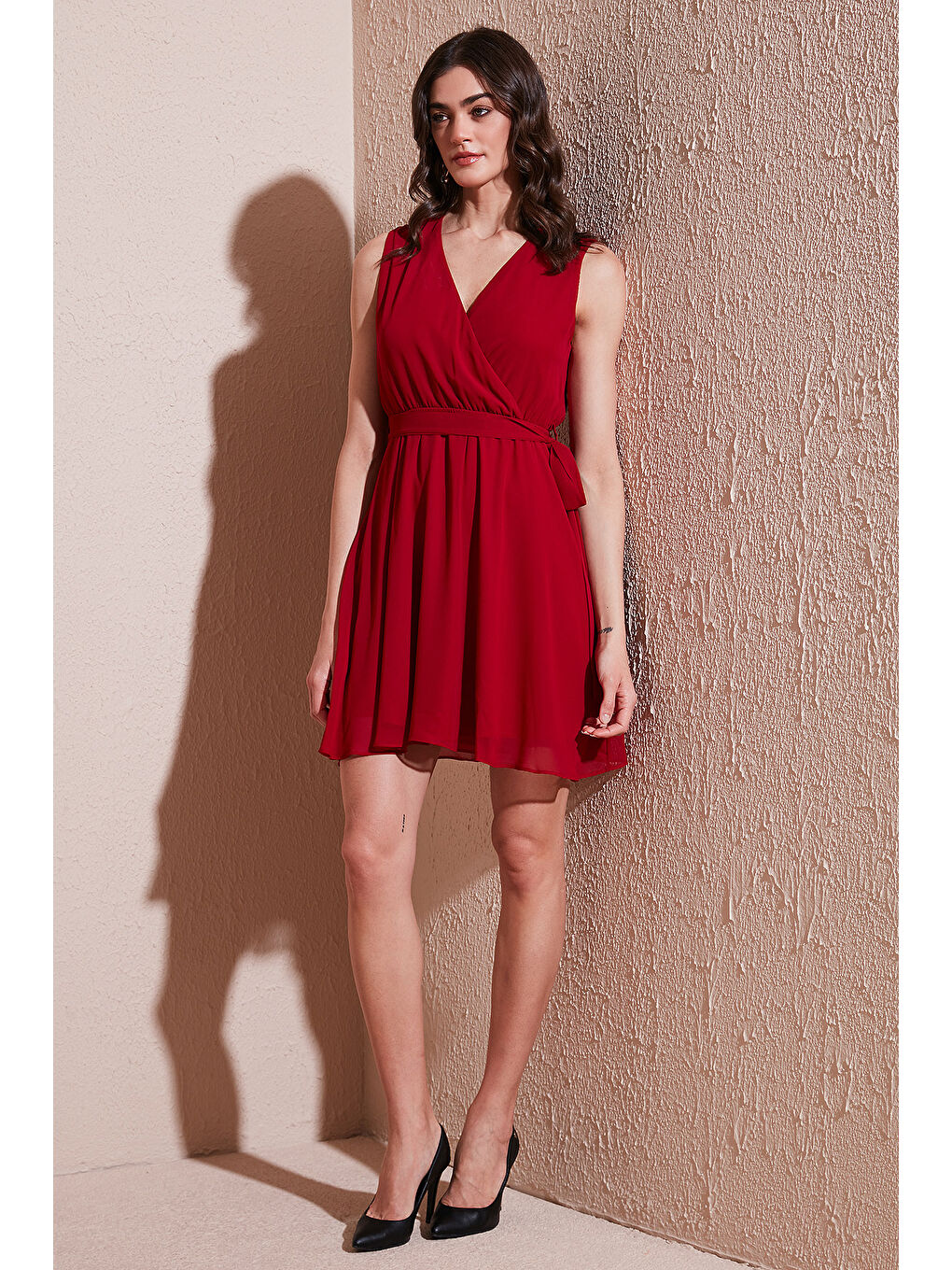 Kırmızı Regular Fit Kruvaze Yaka Bağlama Detaylı Şifon Mini Boy Kadın Elbise 6789075-1