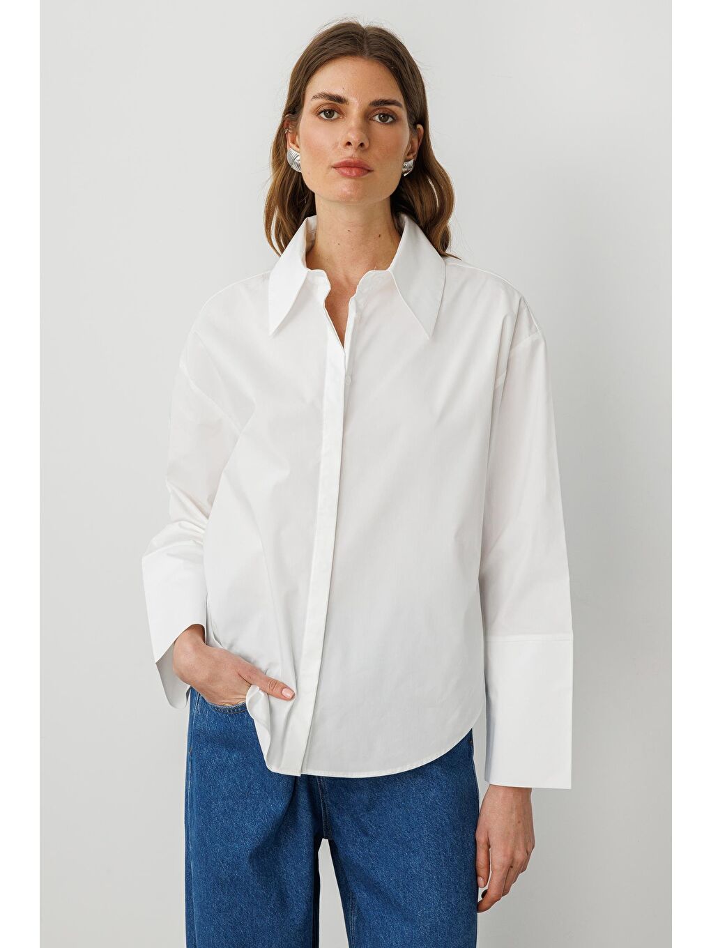 Beyaz Pamuklu Geniş Yaka, Manşet Detaylı Oversize Gömlek-1