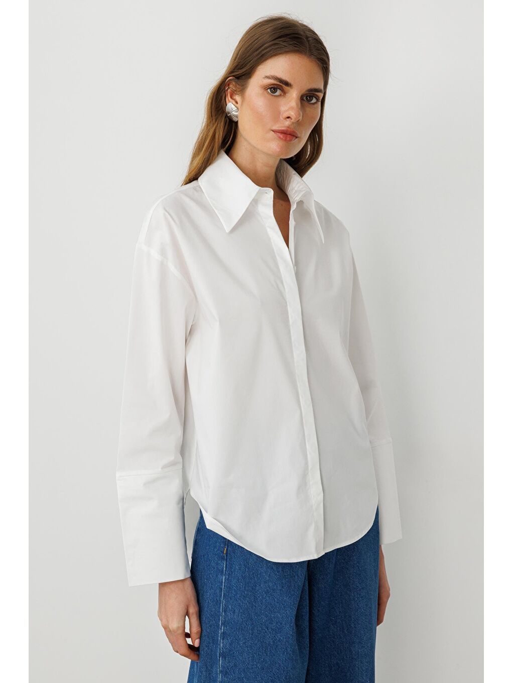 Beyaz Pamuklu Geniş Yaka, Manşet Detaylı Oversize Gömlek-2