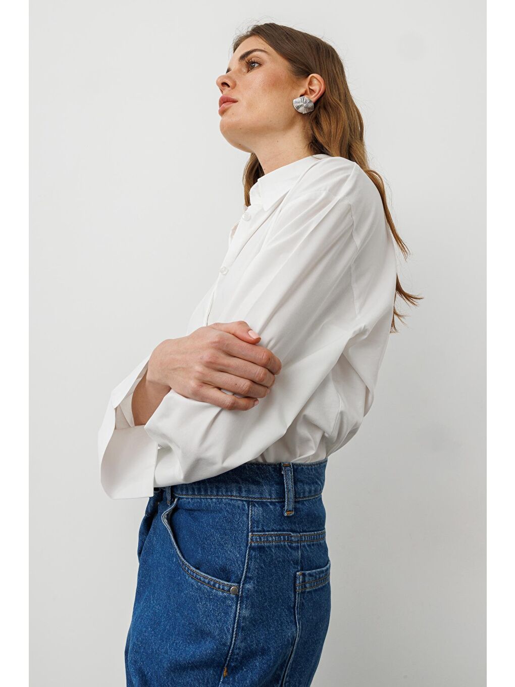 Beyaz Pamuklu Geniş Yaka, Manşet Detaylı Oversize Gömlek-3