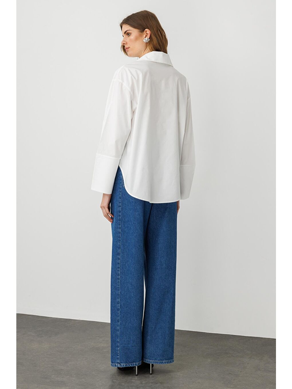Beyaz Pamuklu Geniş Yaka, Manşet Detaylı Oversize Gömlek-4