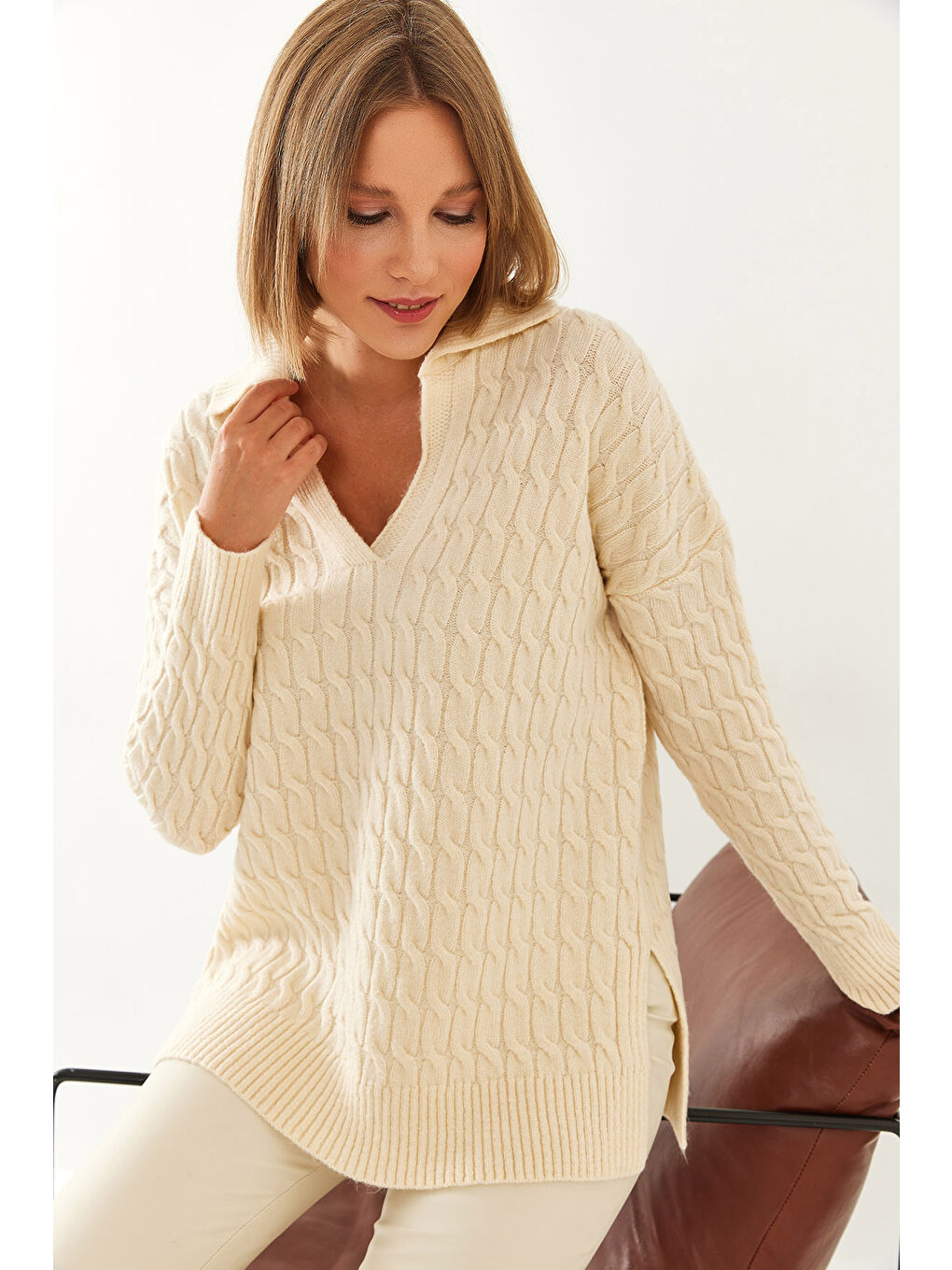 Bej Kadın V Yaka Desenli Triko Kazak