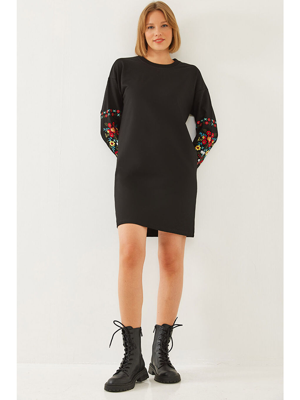 Siyah Kadın Nakış Detaylı Elbise