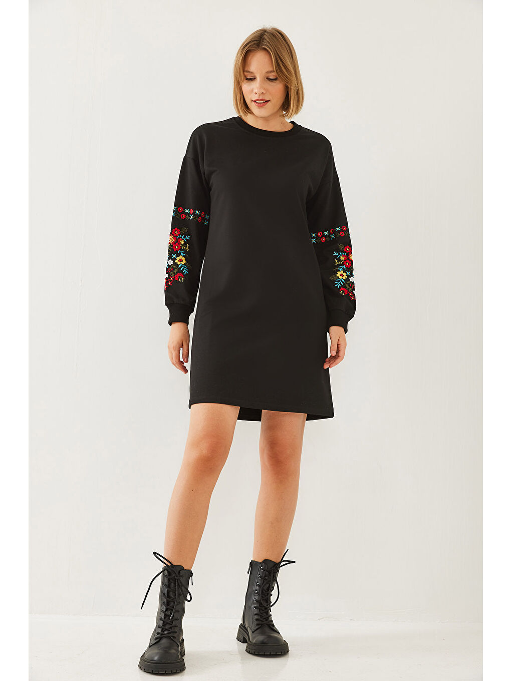 Siyah Kadın Nakış Detaylı Elbise-1