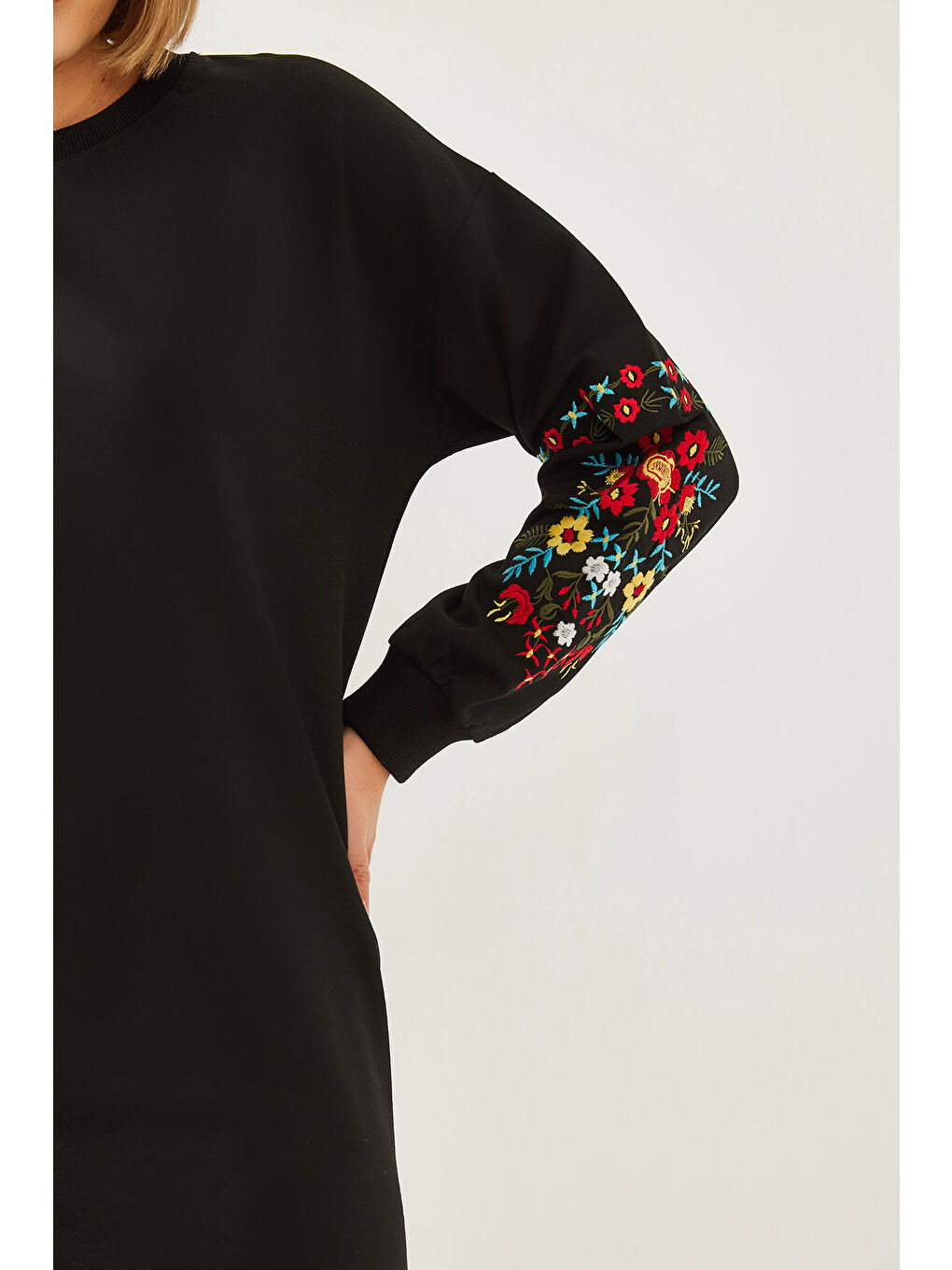 Siyah Kadın Nakış Detaylı Elbise-4