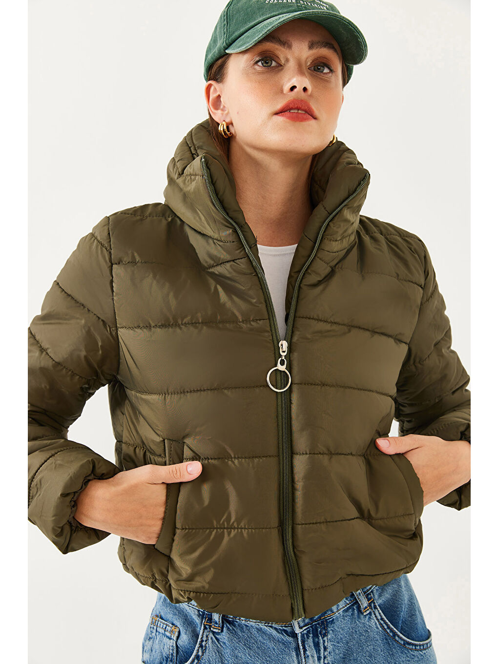 Haki Kadın Dikiş Detaylı Dik Yaka Su Geçirmez Kısa Şişme Mont